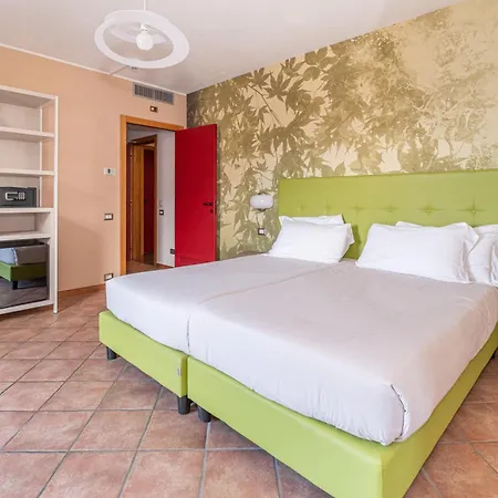 Hotel Lenno 4* לנו