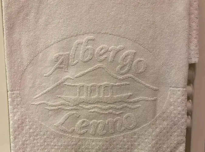 מלון Hotel Lenno לנו