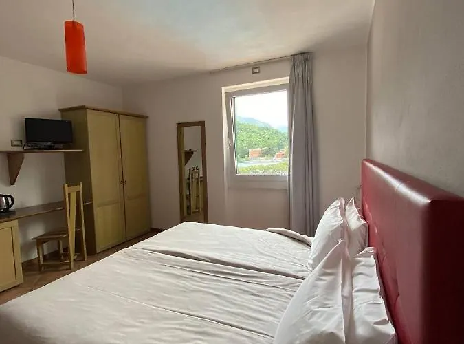 מלון Hotel Lenno 4*