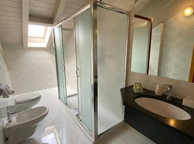 Hotel Lenno 4* לנו