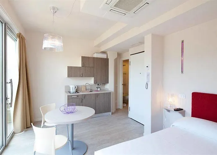 Hotel Lenno 4* לנו